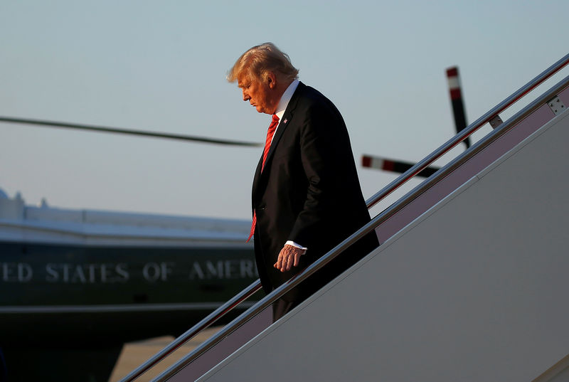 © Reuters. U.S. President Donald Trump waves as he walks from Air Force One as he arrives at Joint Base Andrews, Virginia