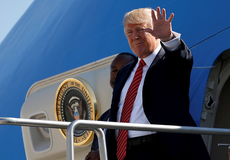 © Reuters. U.S. President Donald Trump waves as he steps out from Air Force One in Reno, Nevada