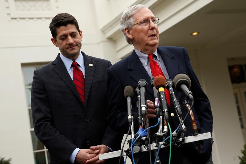 © Reuters. FILE PHOTO: Ryan and McConnell speak to reporters after meeting with Trump at the White House in Washington