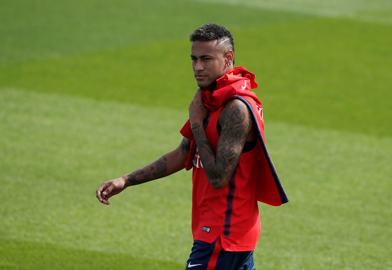 © Reuters. Neymar anuncia una demanda contra el Barça