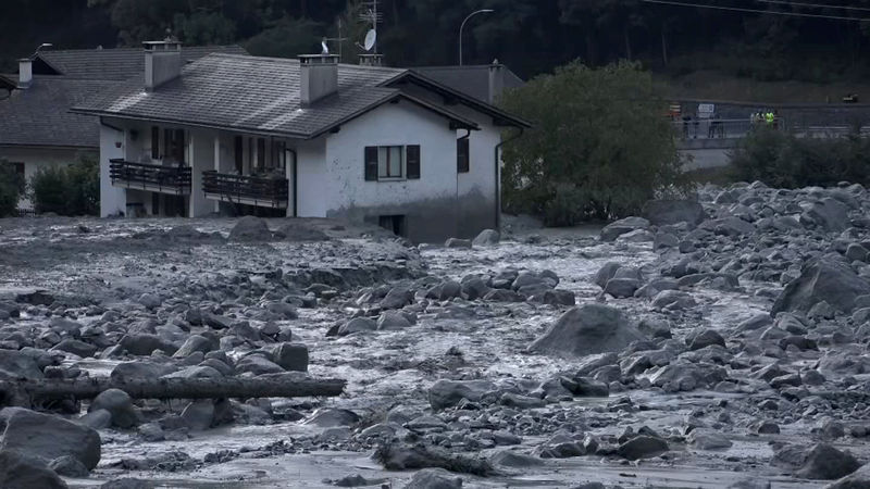 © Reuters. Deslizamento de terra atinge vilarejo de Bondo, na Suíça