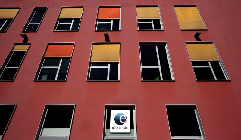 © Reuters. FILE PHOTO: The logo of the National Agency for Employment (Pole Emploi) is seen on the facade of a building in Nice