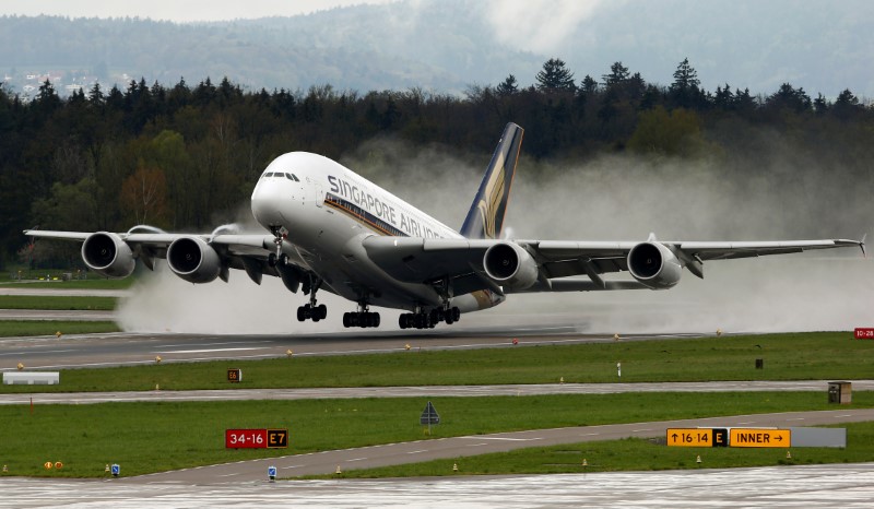 © Reuters. An Airbus A380-841 airplane of Singapore Airlines takes-off from Zurich airport