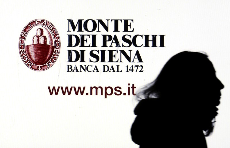 © Reuters. A Monte dei Paschi di Siena advertisement is seen on a screen in a bank window in downtown Milan