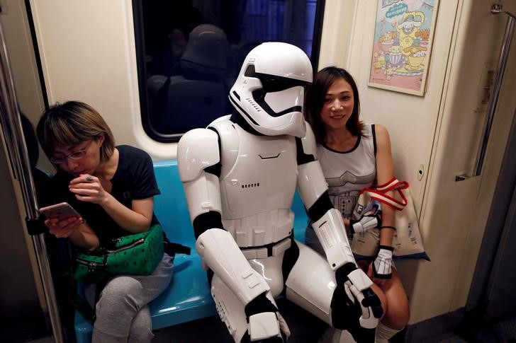 © Reuters. Fã vestido como soldado imperial de "Star Wars" no metrô de Taipé, Taiwan