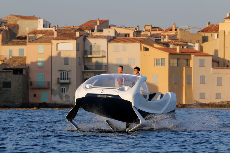 © Reuters. Protótipo de táxi fluvial da SeaBubbles durante apresentação em Saint-Tropez, França