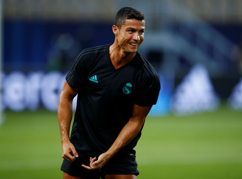 © Reuters. رونالدو يفوز بجائزة أفضل لاعب كرة قدم في أوروبا