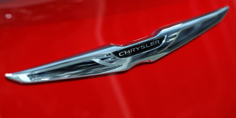 © Reuters. FILE PHOTO: Chrysler logo is seen at the 2017 New York International Auto Show in New York