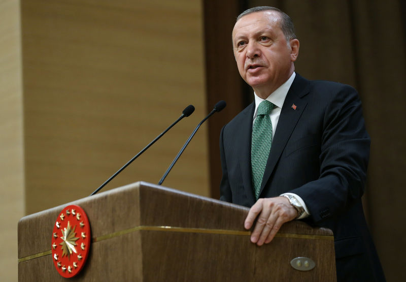 © Reuters. Turkish President Erdogan speaks during his meeting with mukhtars at the Presidential Palace in Ankara