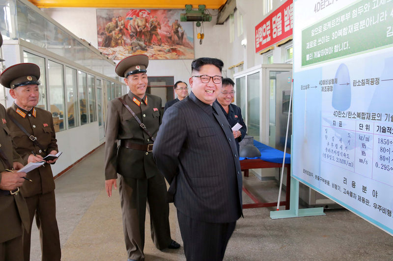 © Reuters. Líder norte-coreano Kim Jong-Un sorri durante visita a instituto químico