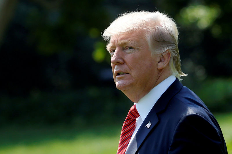 © Reuters. FILE PHOTO: President Donald Trump walks on the South Lawn in Washington