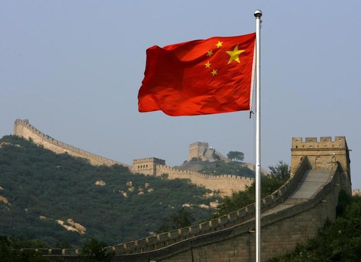 © Reuters. A Chinese flag flies in front of the Great Wall of China, located north of Beijing