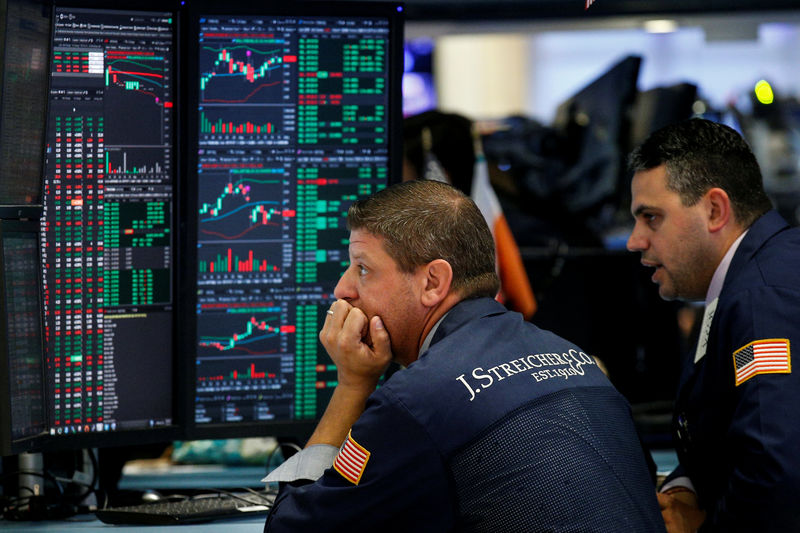 © Reuters. Traders work on the floor of the NYSE in New York