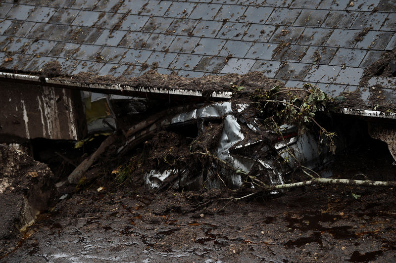 © Reuters. أيرلندية تنجو من انهيار أرضي دفع بسيارتها لاختراق حائط مطبخها