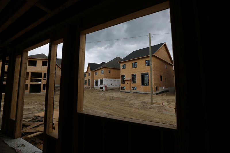 © Reuters. Houses under construction are seen at a subdivision near the town of Kleinburg
