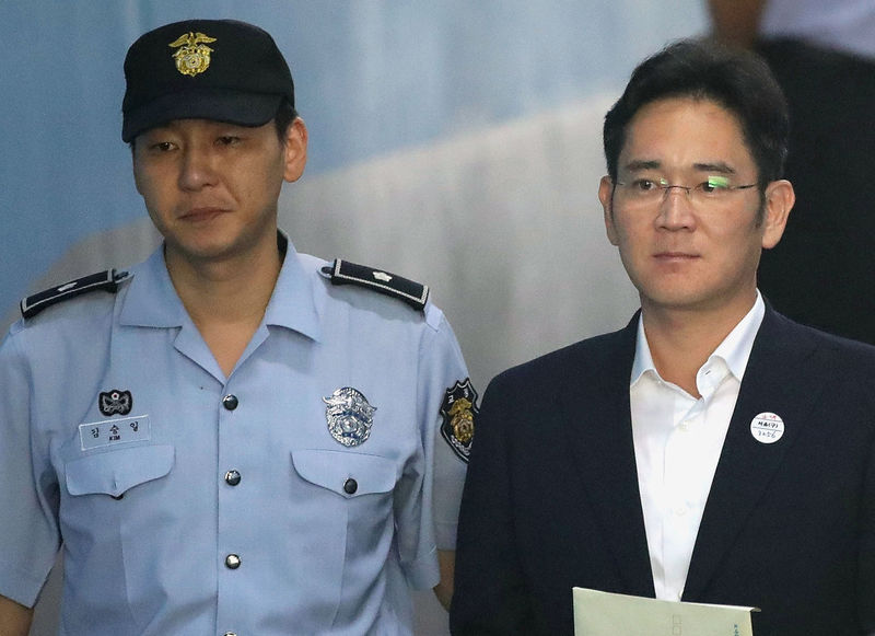 © Reuters. Un tribunal condena a cinco años de cárcel al vicepresidente de Samsung Jay Y. Lee