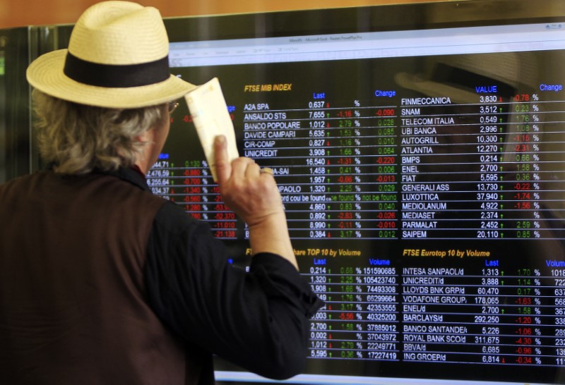 © Reuters. Milano, indici azionari sul tabellone elettronico di una banca