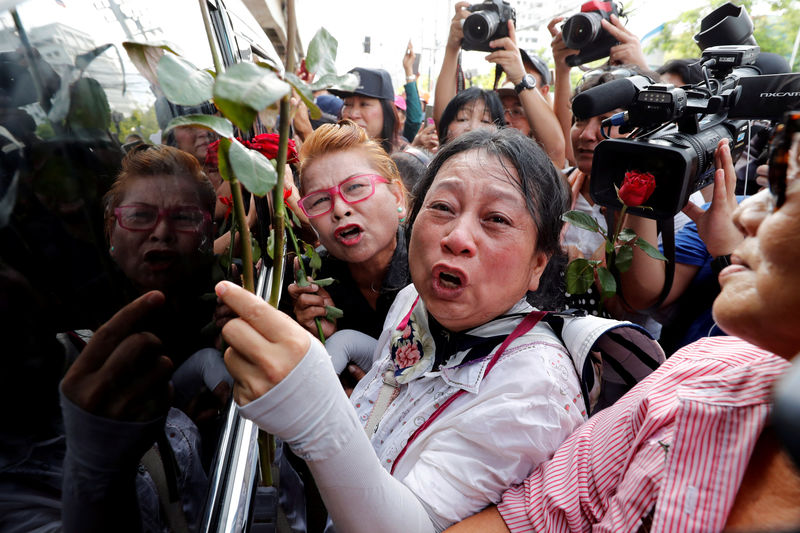 © Reuters. Supporters of ousted former Thai prime minister Yingluck Shinawatra react while wait for her at the Supreme Court in Bangkok