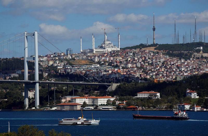 © Reuters. Turquía purga a cientos de funcionarios por decreto