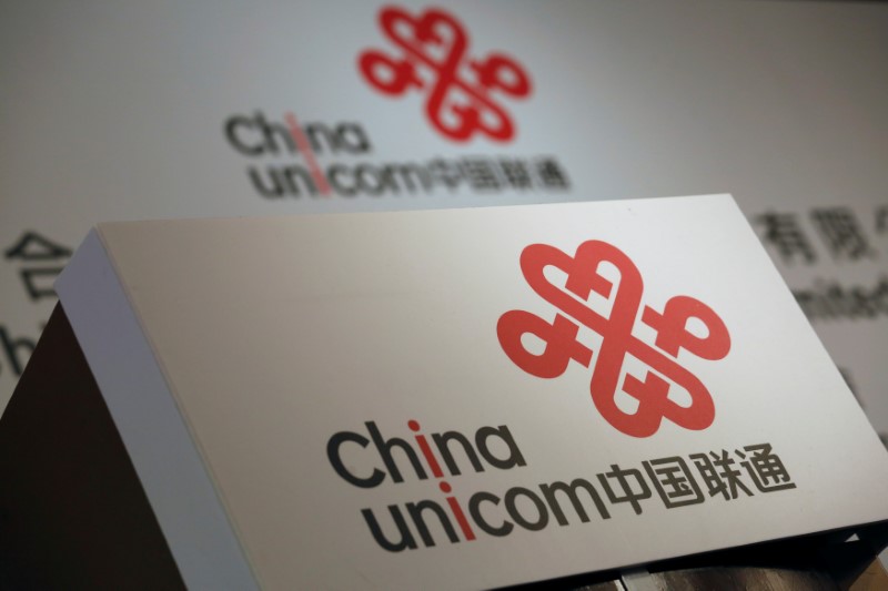 © Reuters. FILE PHOTO - Company logos of China Unicom are displayed at a news conference during the company's announcement of its annual results in Hong Kong