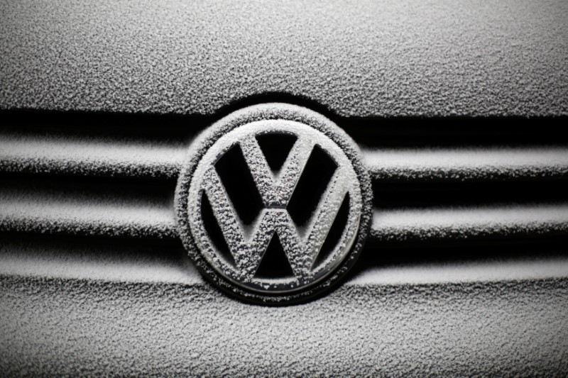 © Reuters. Snowflakes are seen on the grille and emblem of a Volkswagen car in Warsaw, Poland