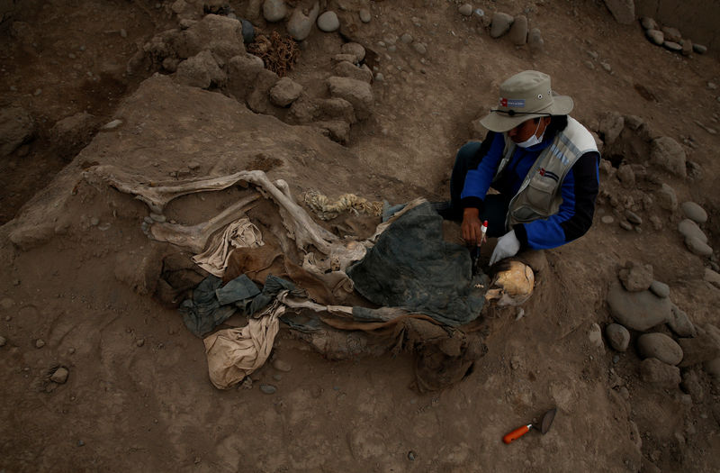 © Reuters. Arqueologista trabalha em túmulo de imigrantes chineses descobertos em uma pirâmide pré-colombiana em Lima, no Peru