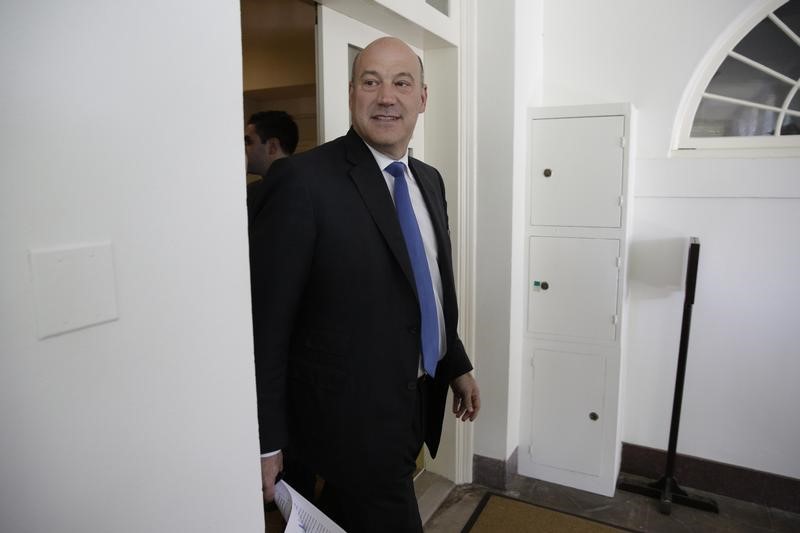 © Reuters. FILE PHOTO: Director of the White House National Economic Council Cohn arrives prior to U.S. President Donald Trump announced decision on the Paris Climate Agreement at the White House in Washington