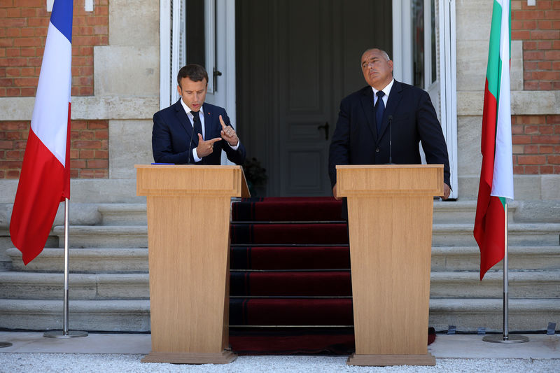 © Reuters. MACRON ET BORISSOV OPTIMISTES SUR UN ACCORD SUR LE TRAVAIL DÉTACHÉ