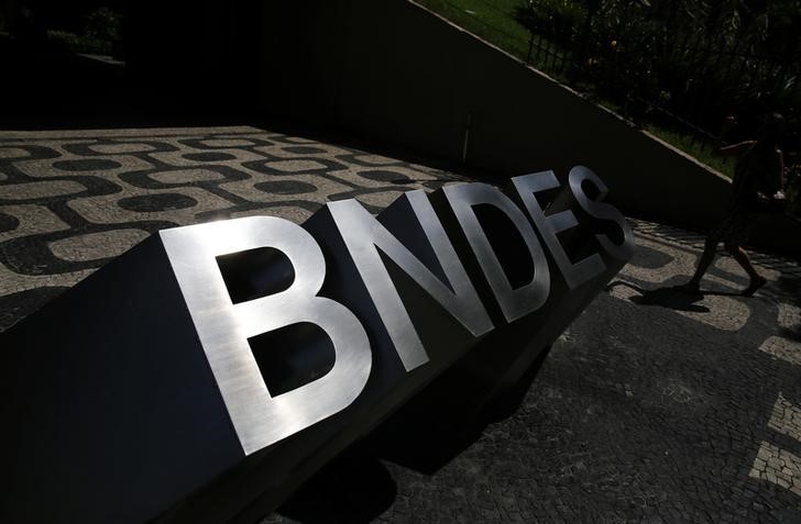 © Reuters. Logo do BNDES na entrada do banco, no Rio de Janeiro