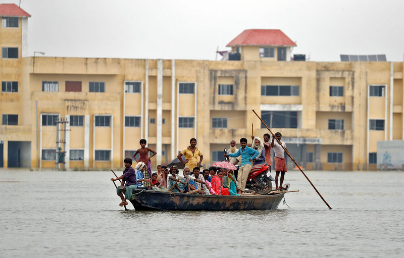 © Reuters. Pessoas sendo resgatadas de vilarejo inundado em Motihari, na Índia