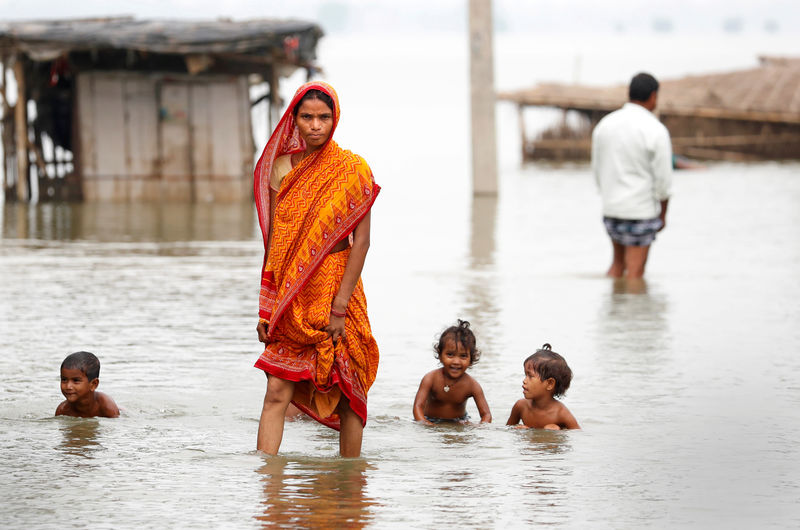 © Reuters. Las peores inundaciones en años dejan más de 1.200 muertos en el sur de Asia