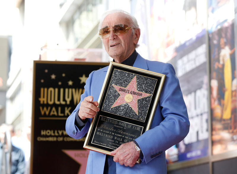 © Reuters. Cantor francês Charles Aznavour posa para foto após receber estrela da Calçada da Fama de Hollywood, em Los Angeles