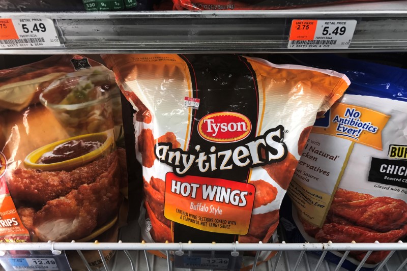 © Reuters. Tyson Foods brand frozen chicken wings are pictured in a grocery store freezer in the Manhattan borough of New York City