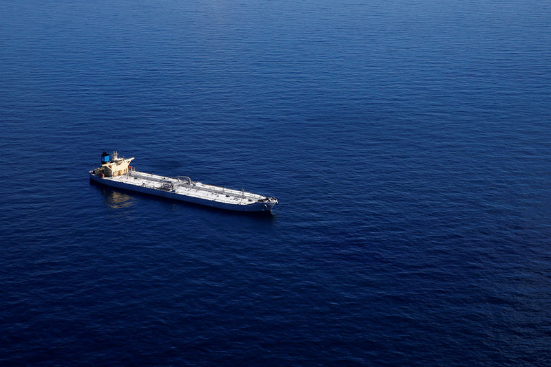 © Reuters. Нефтяной танкер Karvounis у побережья Луизианы