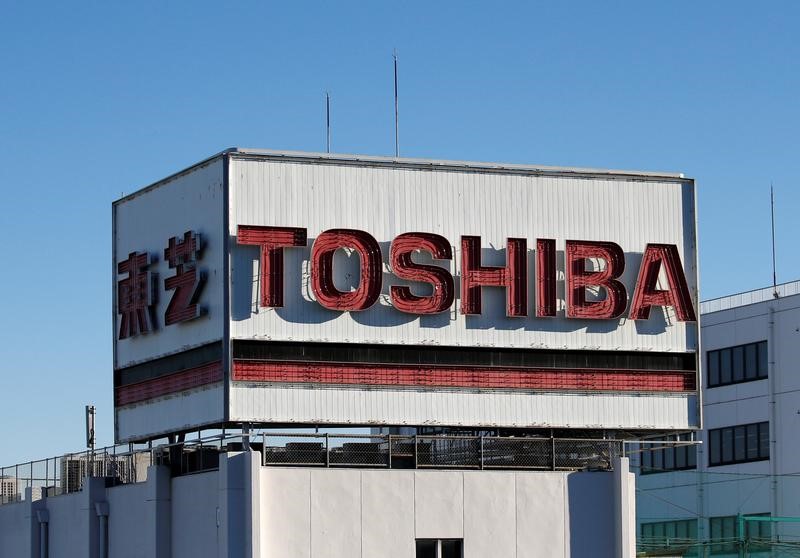 © Reuters. Logo da Toshiba em área industrial de Kawasak, Japão