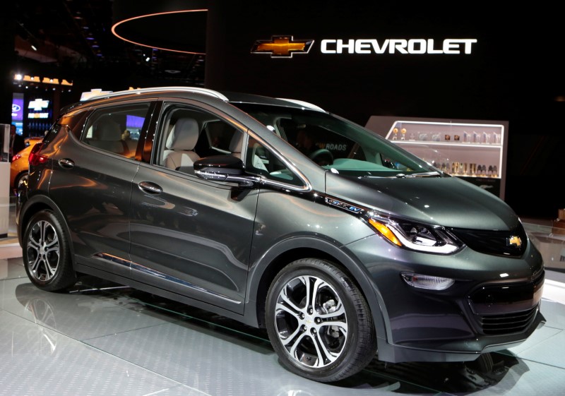 © Reuters. FILE PHOTO: A 2018 Chevrolet Bolt EV is displayed during  the North American International Auto Show in Detroit