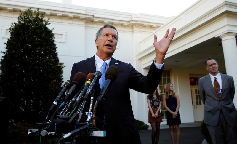 © Reuters. FILE PHOTO: Former candidate Governor John Kasich speaks at the White House in Washington