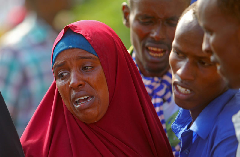 © Reuters. Relatives mourn the killing of their kin in an attack in Mogadishu