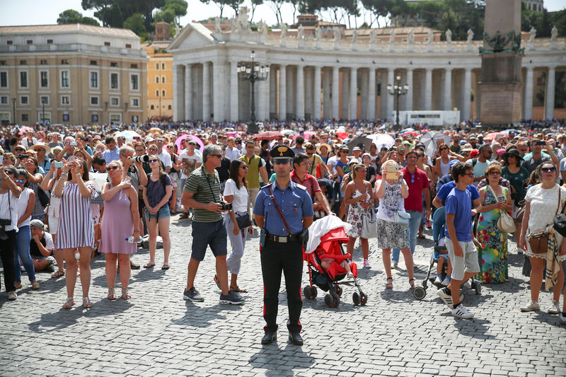 © Reuters. Policial italiano na Praça de São Pedro no Vaticano