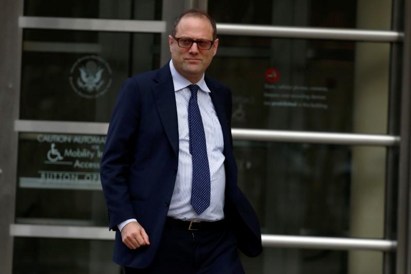 © Reuters. Mark Nordlicht, Platinum Partners founding partner and chief investment officer, exits after a hearing at U.S. Federal Court in Brooklyn, New York