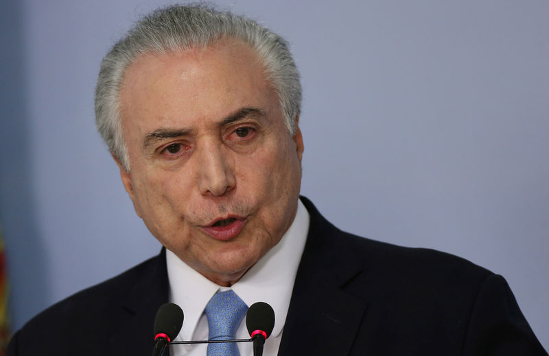 © Reuters. Temer faz discurso no Pal delivers a speech after deputies of the lower chamber of Brazil's Congress voted to reject a corruption charge against him at the Planalto Palace in Brasilia