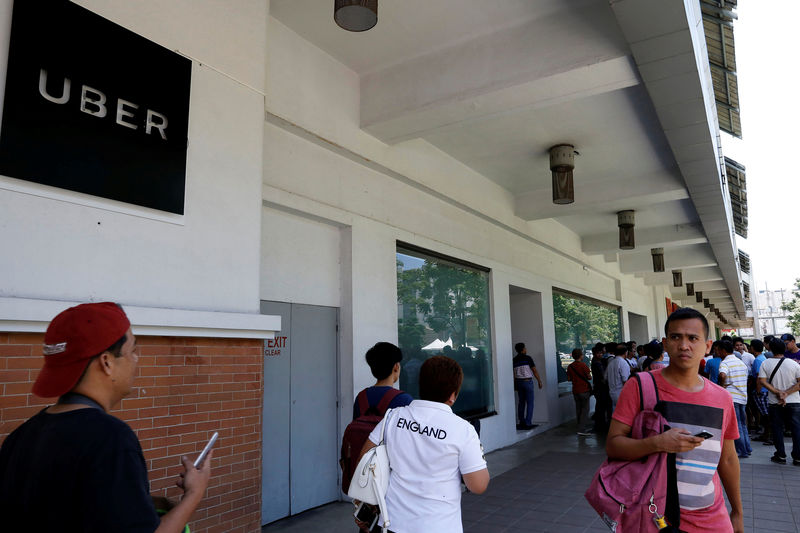 © Reuters. Motoristas do Uber diante do prédio da empresa em Manila, Filipinas