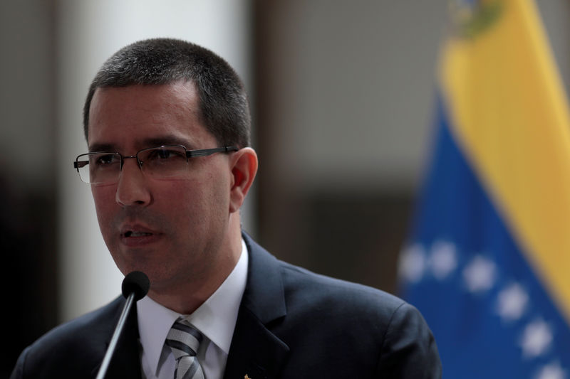 © Reuters. Chanceler Jorge Arreaza concede entrevista em Caracas