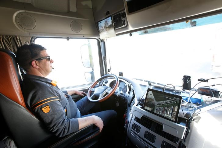 © Reuters. Motorista em caminhão autônomo durante apresentação em Munique, Alemanha
