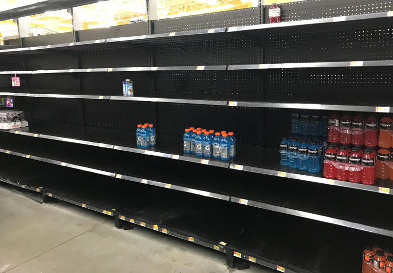 © Reuters. Prateleiras vazias em supermercado em Houston por causa do furacão Harvey