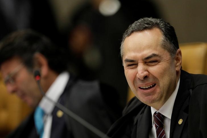 © Reuters. Ministro Luís Roberto Barroso, durante sessão do STF em Brasília