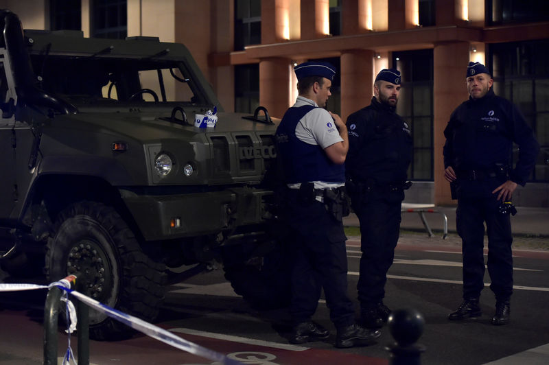 © Reuters. Policiais fazem segurança em local onde homem com faca atacou soldados em Bruxelas