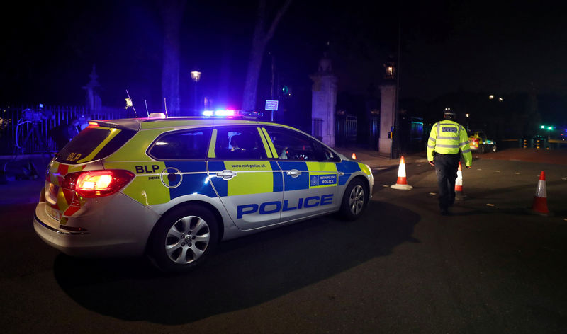 © Reuters. Policial faz isolamento após prisão perto do Palácio de Buckingham em Londres