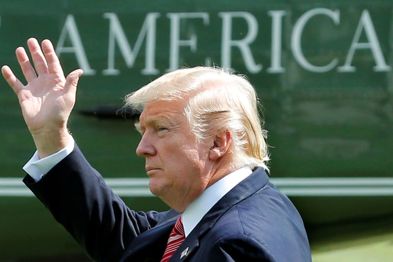 © Reuters. U.S. President Donald Trump waves as he walks on South Lawn of the White House in Washington