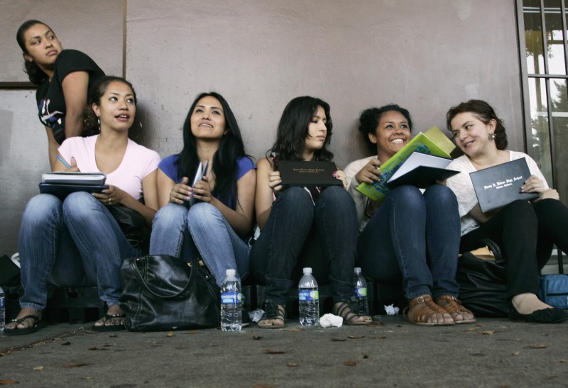 © Reuters. Students wait in line for assistance with paperwork for Deferred Action for Childhood Arrivals program at Coalition for Humane Immigrant Rights of Los Angeles